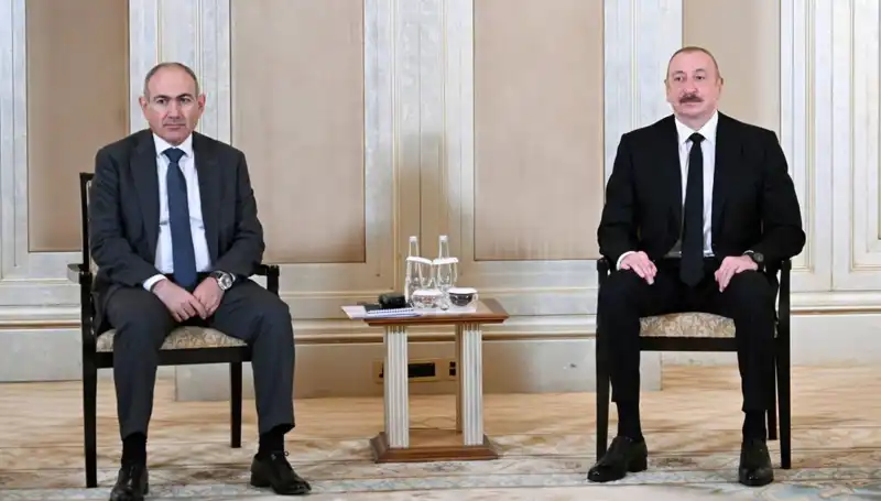 Aliyev ve Paşinyan Abu Dabi'de Barış Görüşmeleri İçin Bir Araya Geldi